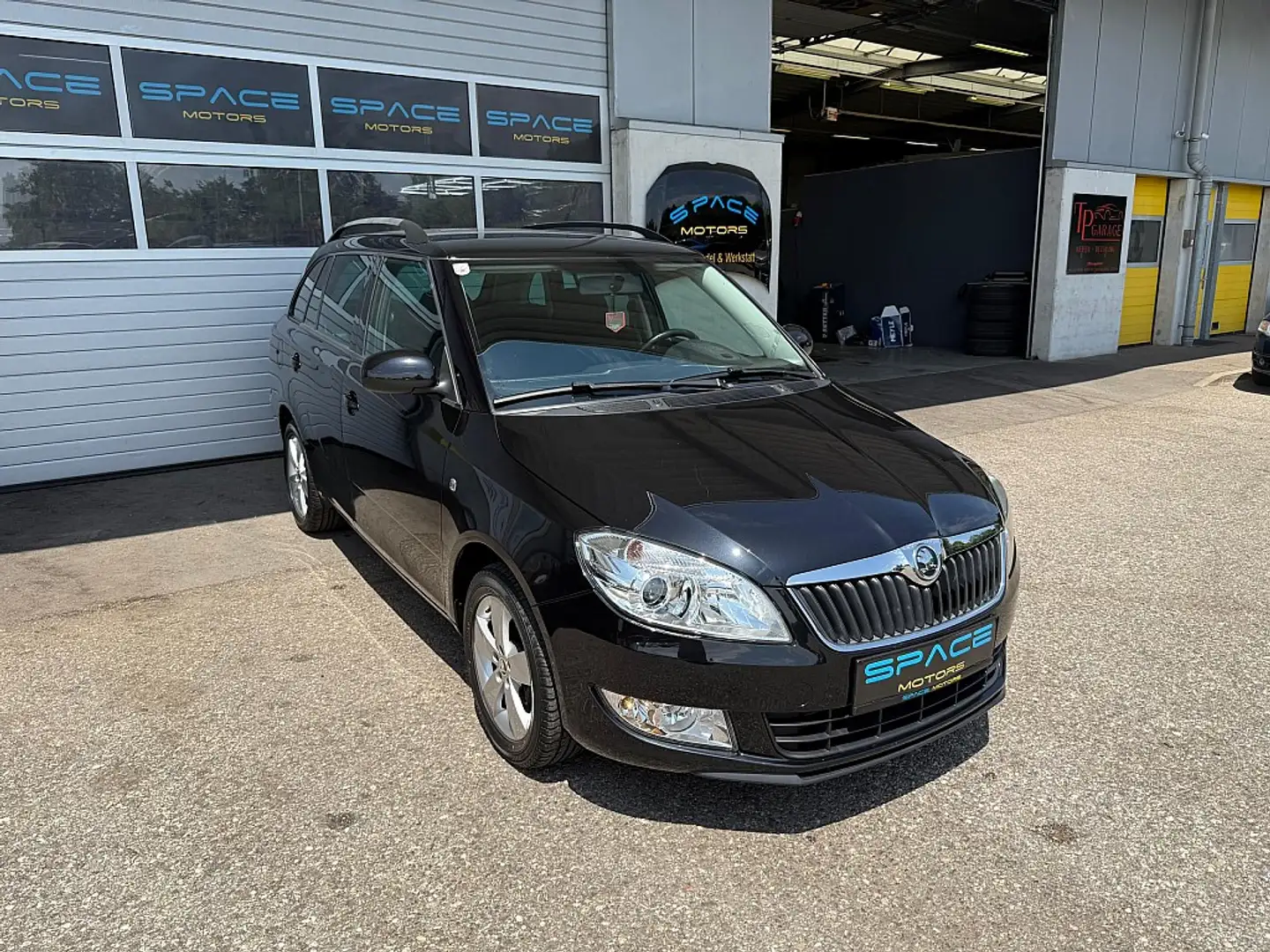 Skoda Fabia Combi Ambition+ 1,6 TDI (3 Jahre Garantie inkl) Zwart - 1