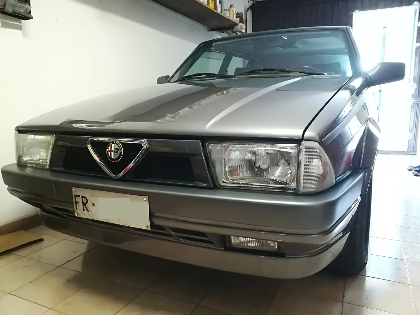 Alfa Romeo 75 2.0i ts Grau - 1