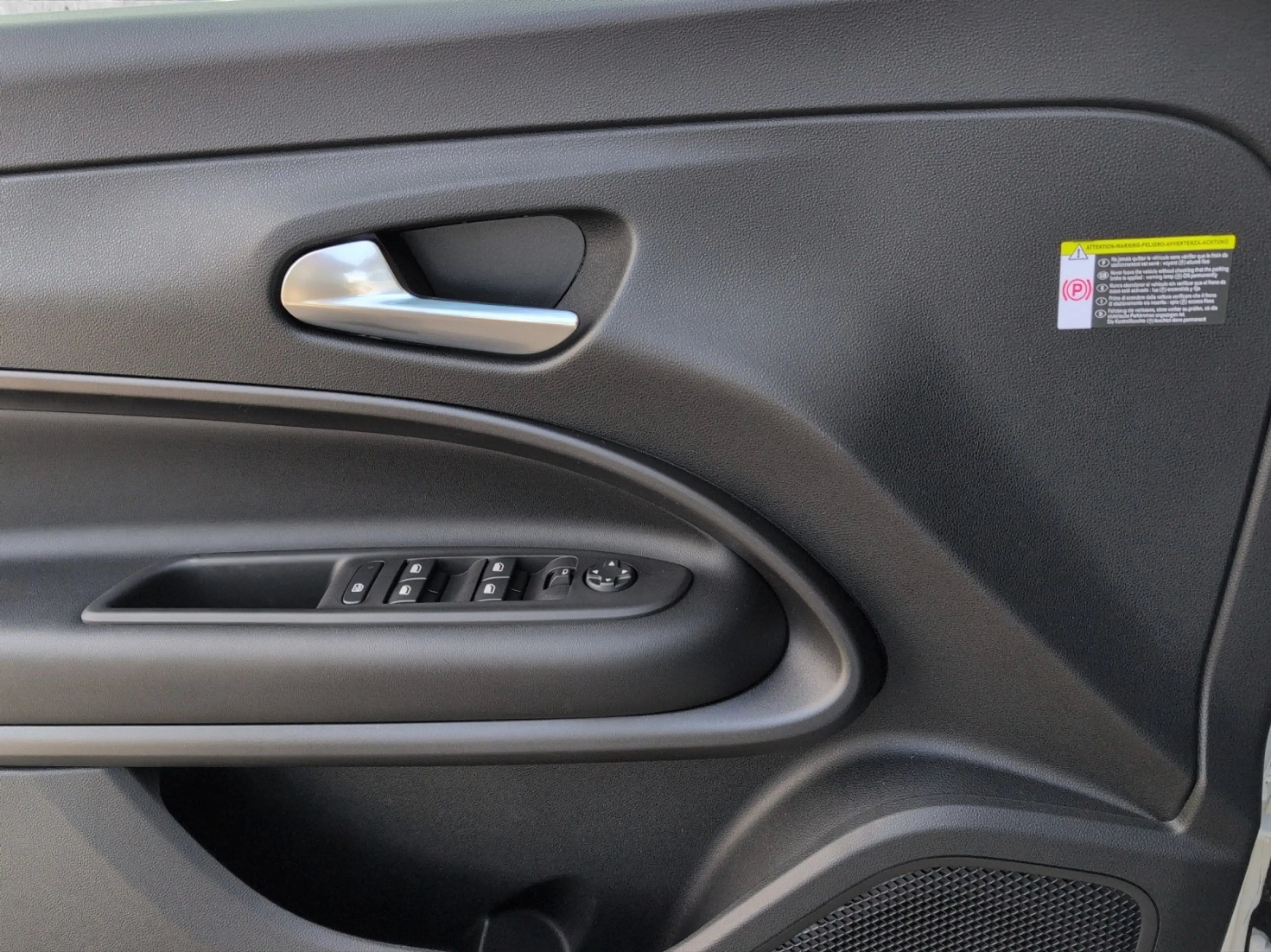 Jeep Avenger 1.2 e-Hybrid Altitude ''LED''ACC''PDC'' — photo 15