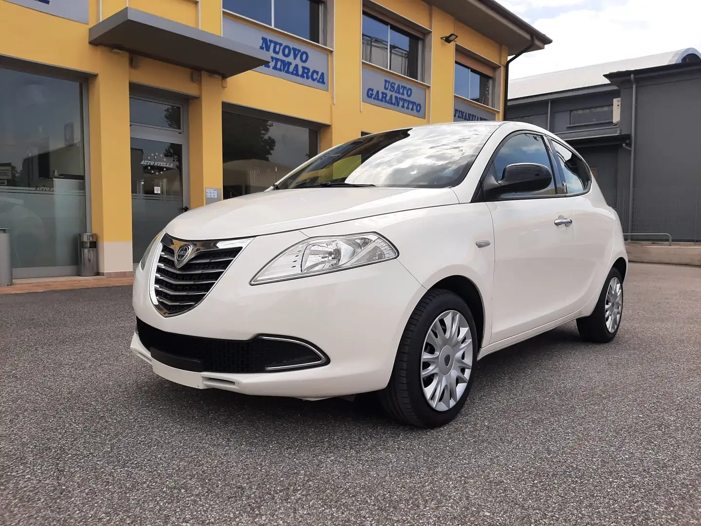 Lancia Ypsilon Benzina cc. 1.242 5 Porte 5 Posti  x Neopatentati. Bianco - 1