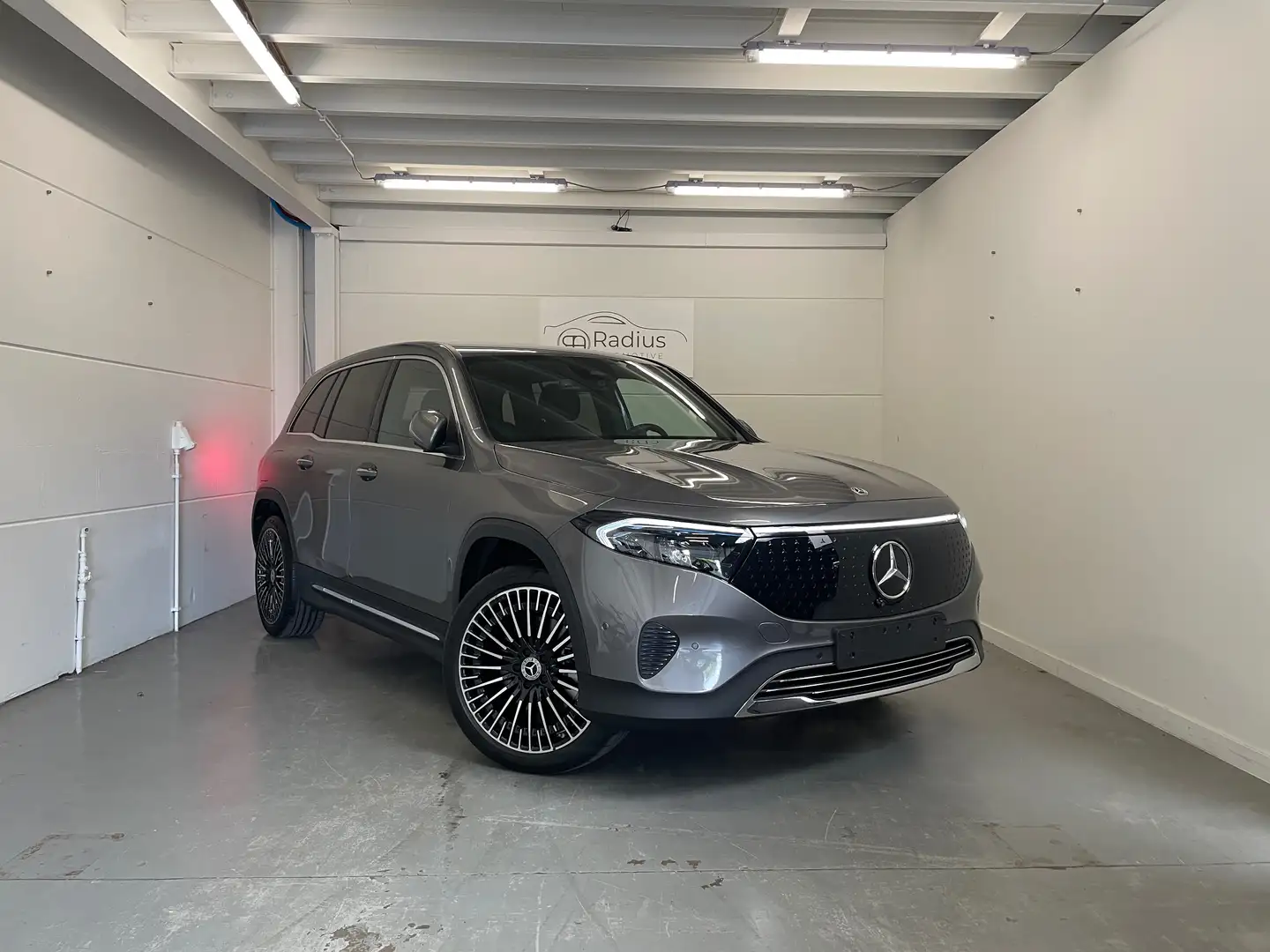 Mercedes-Benz EQB 300 EQB 300 4Matic AMG Line Grijs - 2
