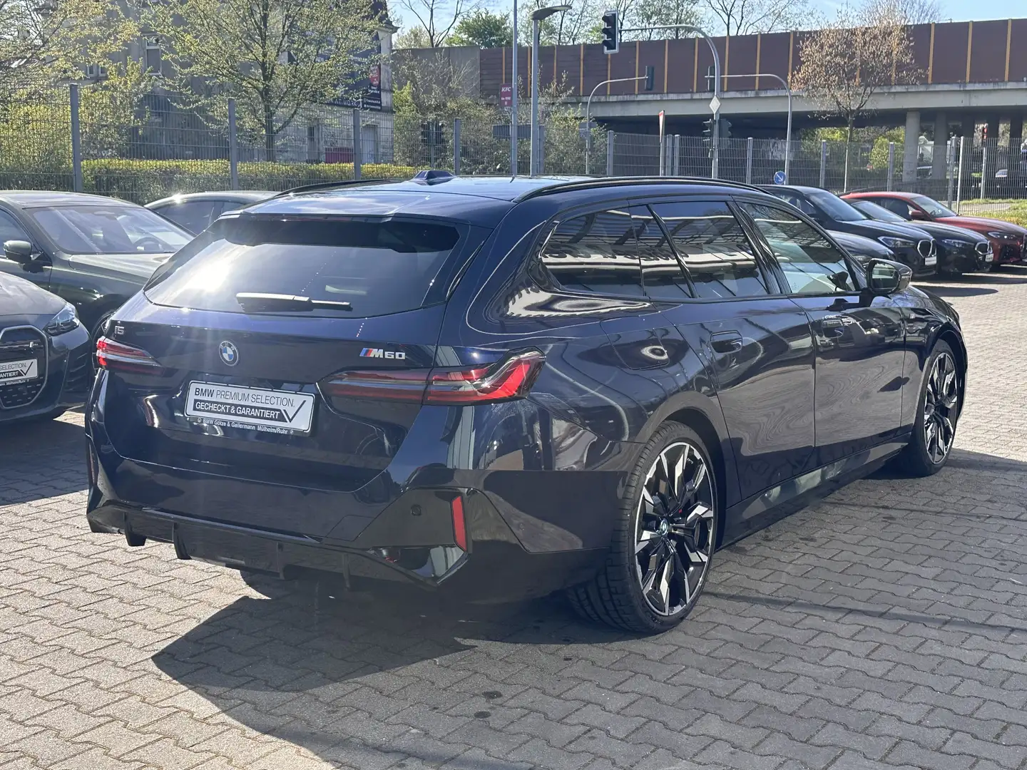 BMW i5 M60 xDrive Touring M Sport PRO Autobahnassistent Modrá - 2