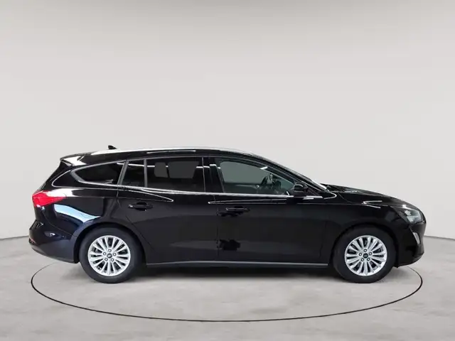 Ford Focus view 3
