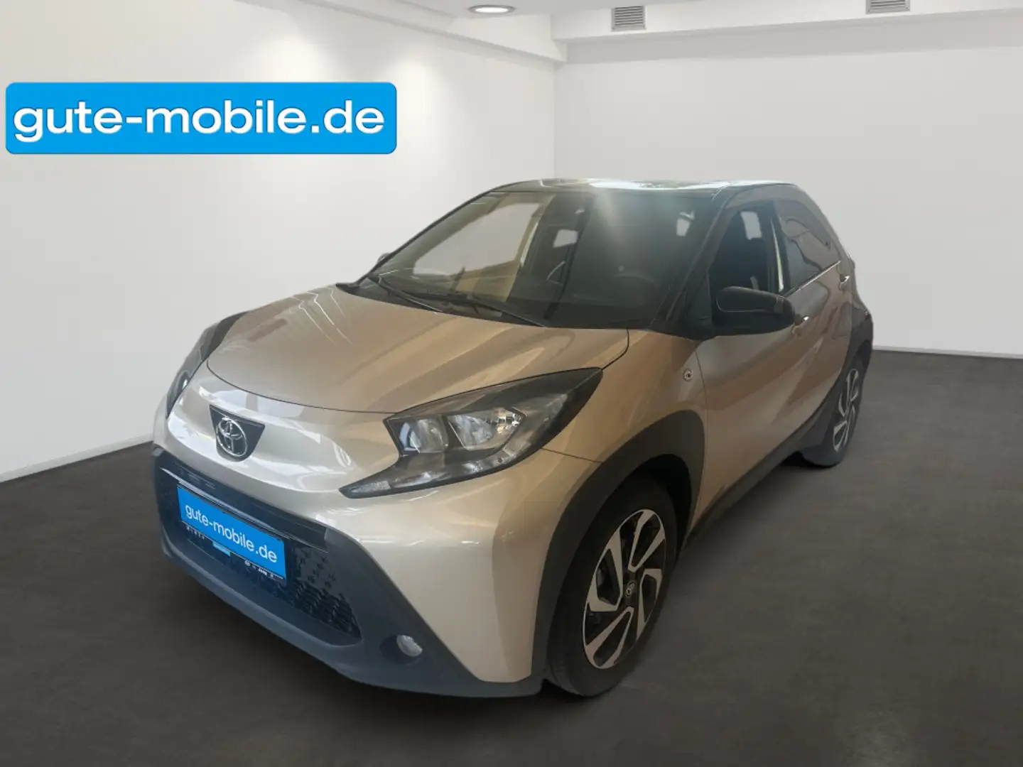 Toyota Aygo 5-Türer Pulse 1,0-l-VVT-i 5-Gang-Schaltgetriebe Beige - 1