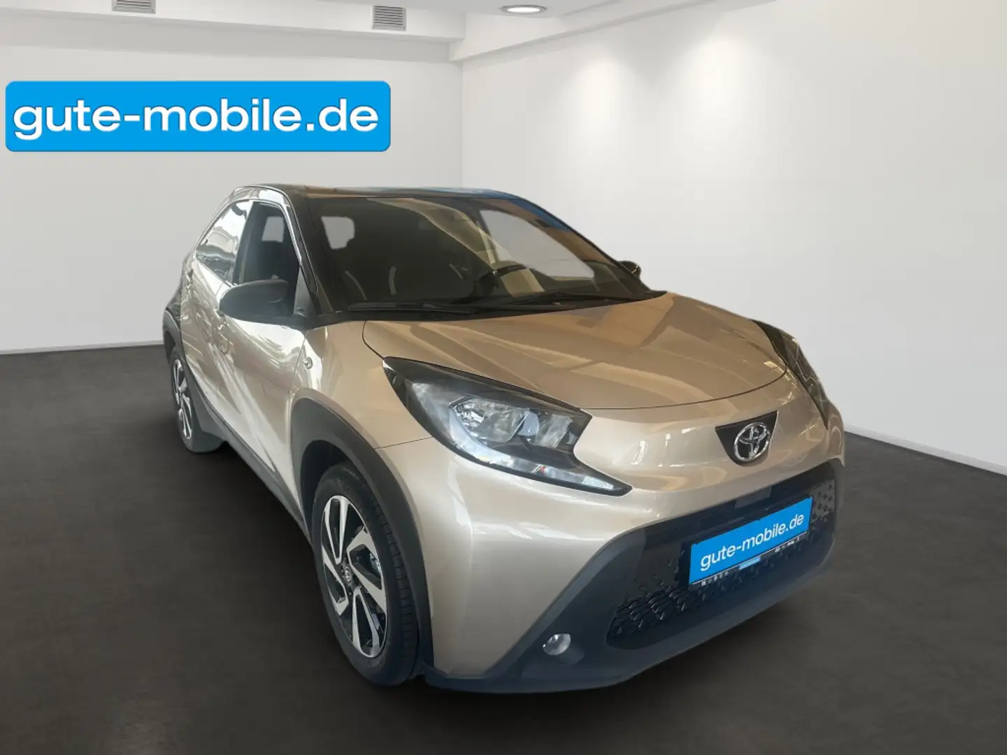Toyota Aygo 5-Türer Pulse 1,0-l-VVT-i 5-Gang-Schaltgetriebe Beige - 2