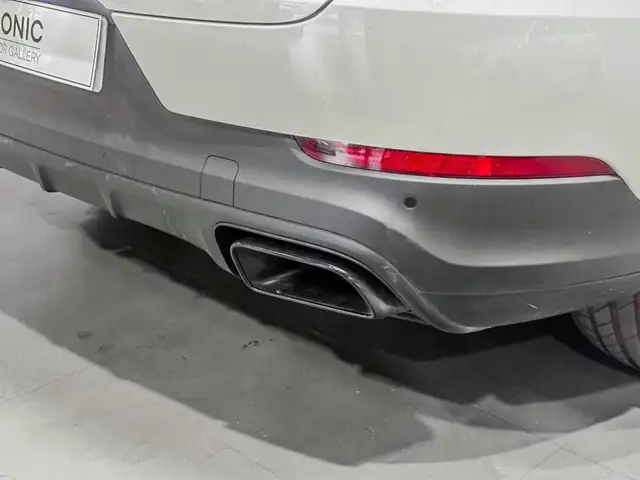 Porsche Cayenne view 8
