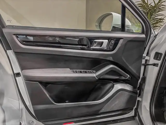 Porsche Cayenne view 10