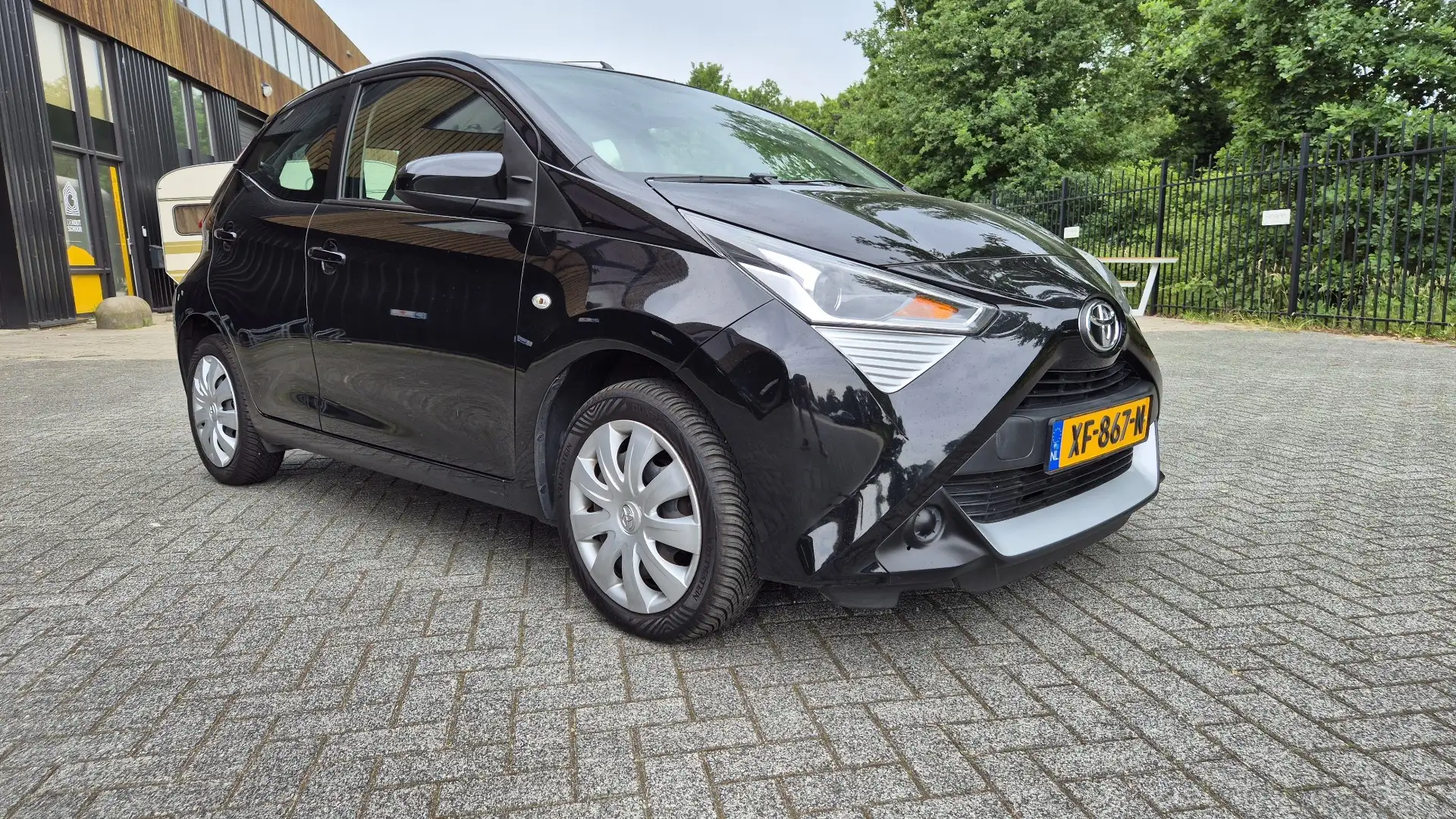 Toyota Aygo 1.0 VVT-i x-play Zwart - 1
