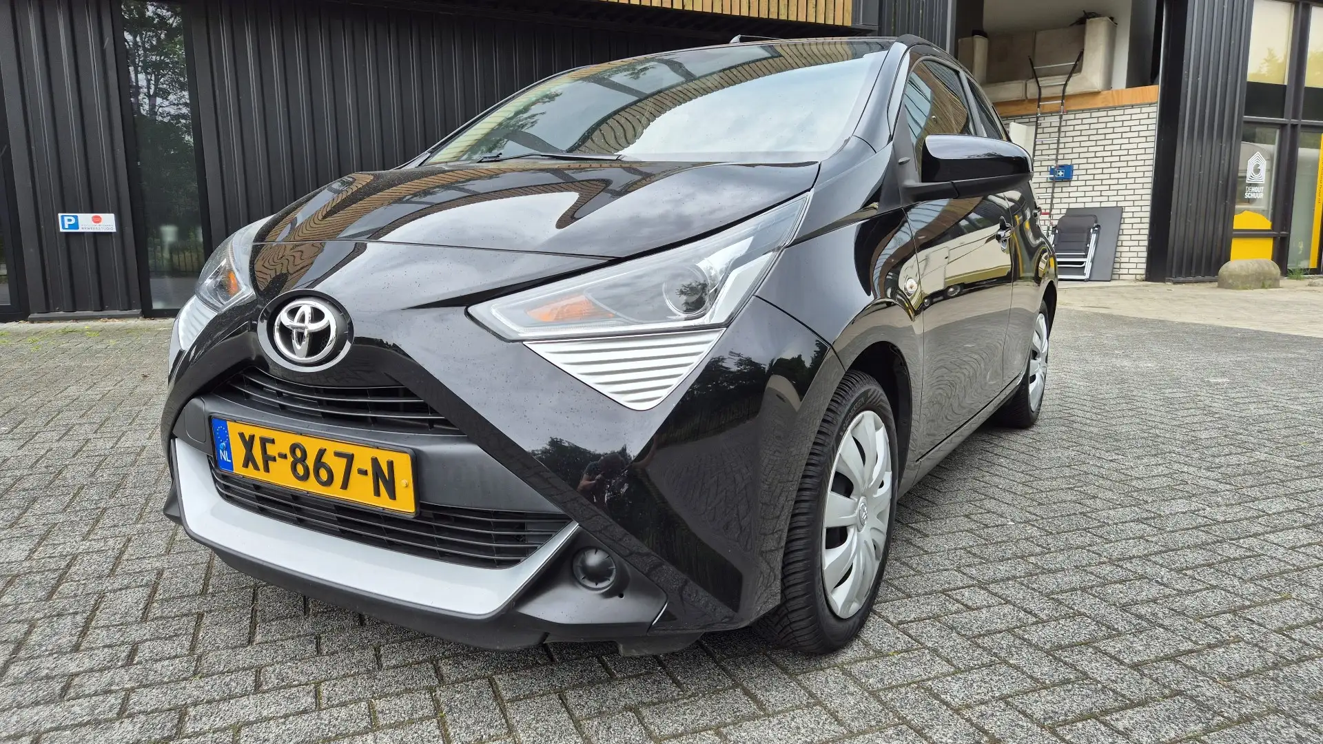 Toyota Aygo 1.0 VVT-i x-play Zwart - 2