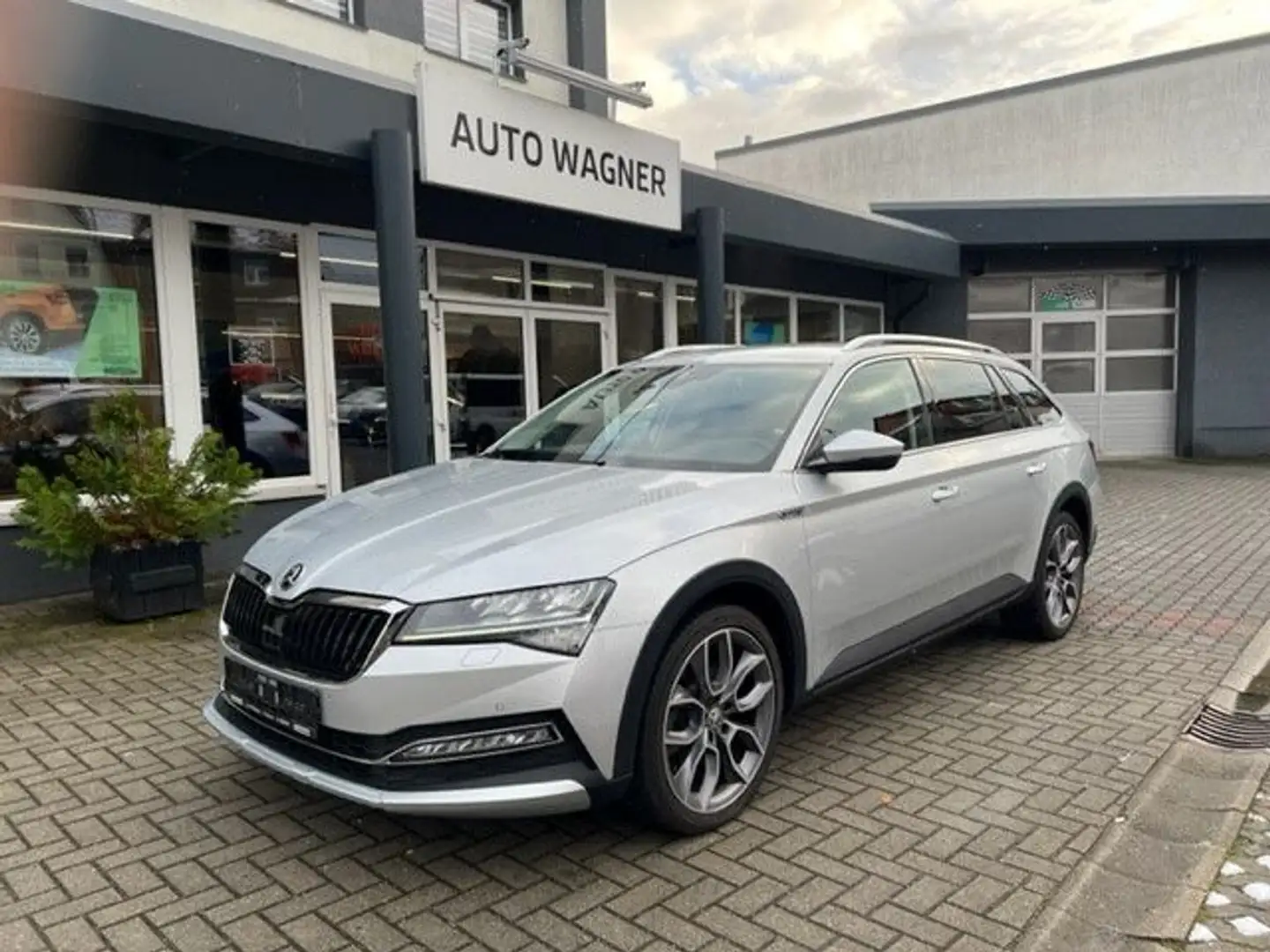 Skoda Superb Combi Scout*AHK NAV KAM TEL DAB ACC el.VS Argent - 1