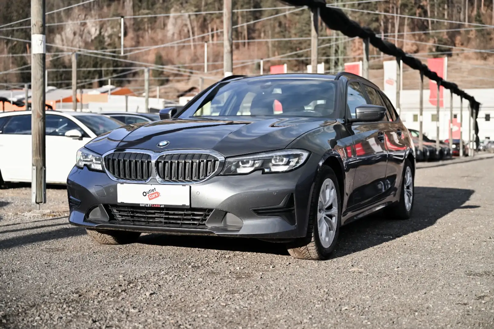 BMW 318 d 48 V Touring Aut. AHK+NAVI+Virtual+DynLicht Grau - 2
