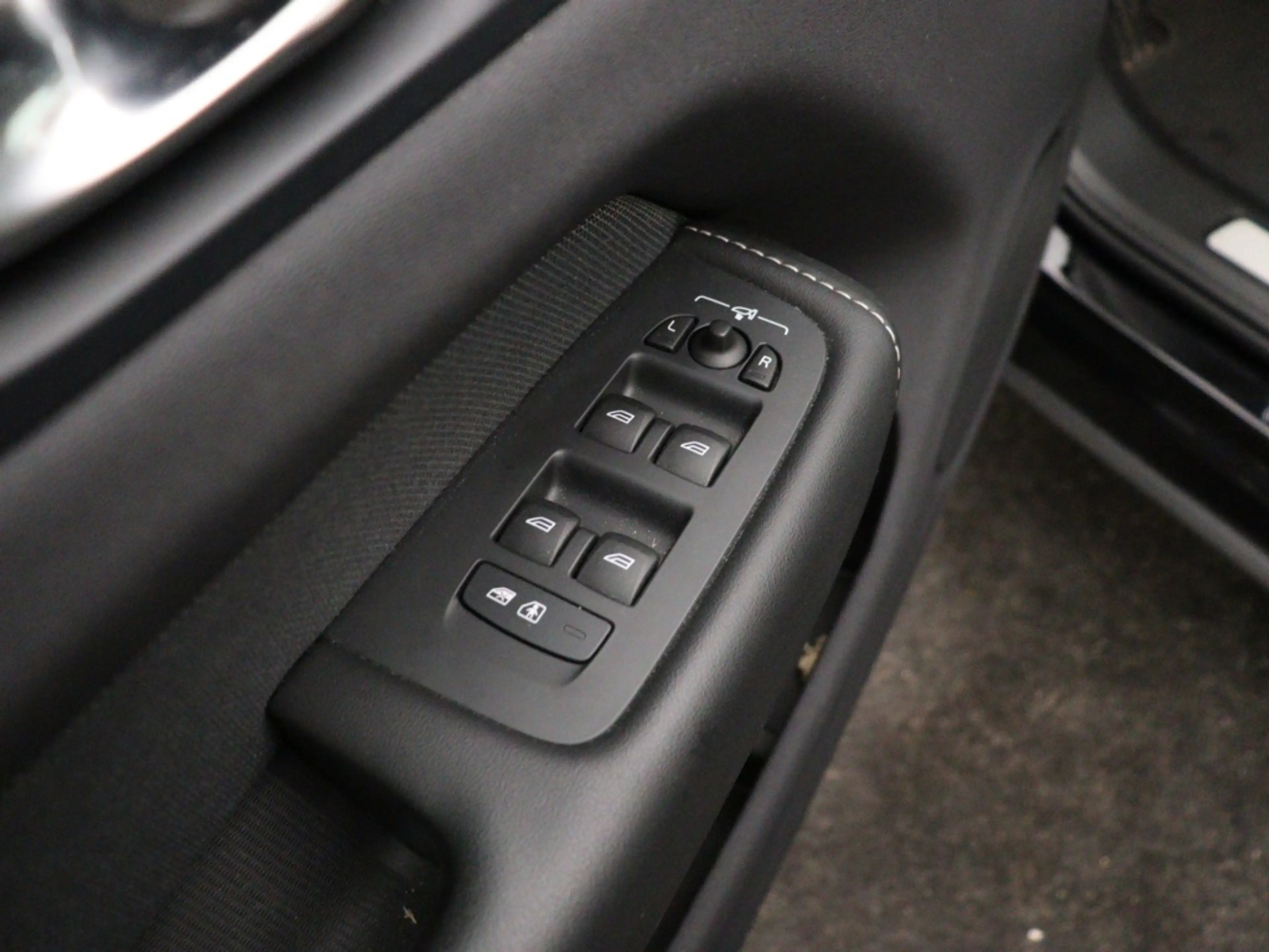Volvo XC60 T6 PLUG-IN HYBRID BLACK EDITION BOWERS&WILKINS LUC — photo 12