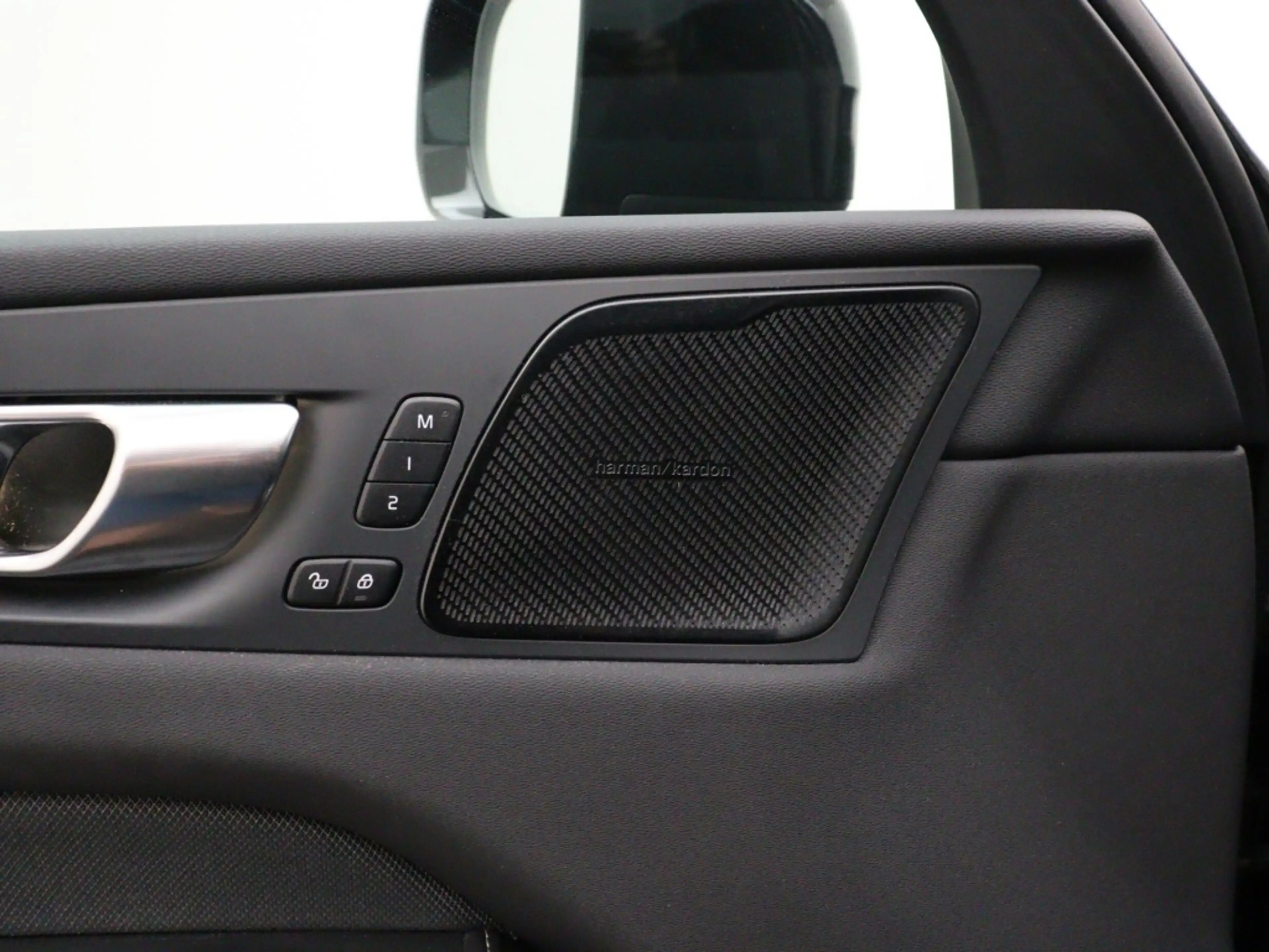 Volvo XC60 T6 PLUG-IN HYBRID BLACK EDITION BOWERS&WILKINS LUC — photo 11