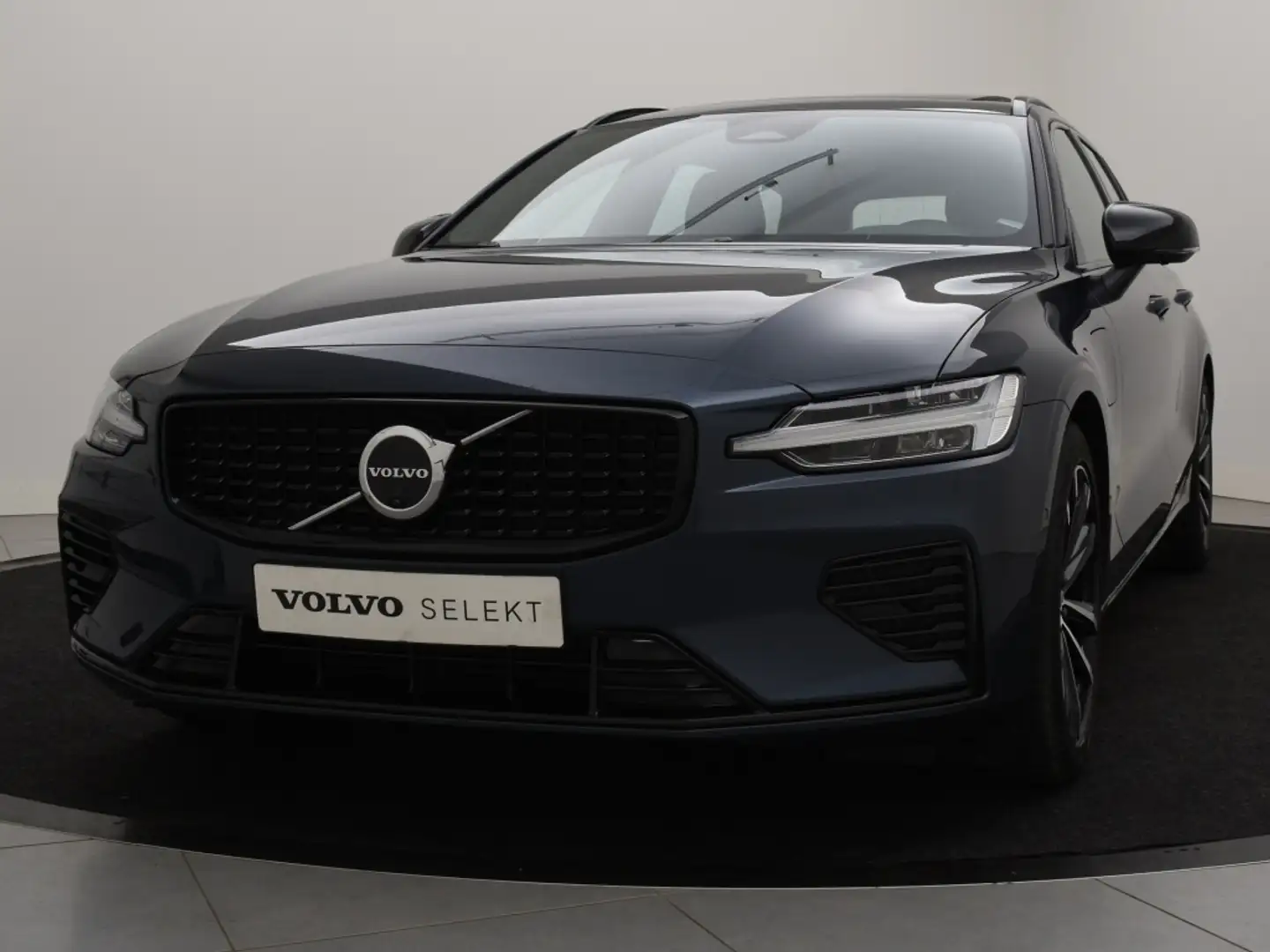 Volvo V60 T6 PLUG-IN HYBRID LONG RANGE PLUS DARK SCHUIFDAK 3 Blauw - 2