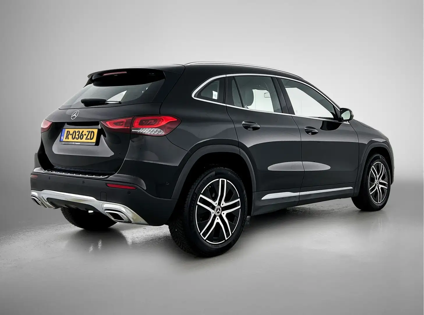 Mercedes-Benz GLA 200 Automaat Luxury Line | Trekhaak | Parkeer Pakket | Noir - 2