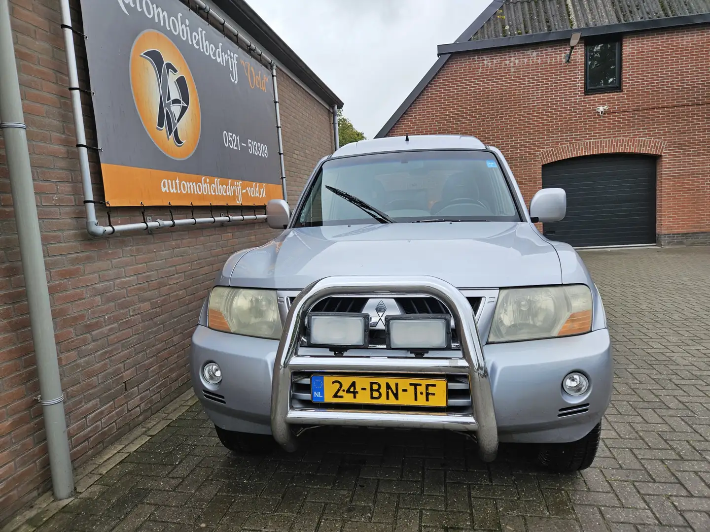 Mitsubishi Pajero 3.2 Di-D GLS HR Grijs - 2