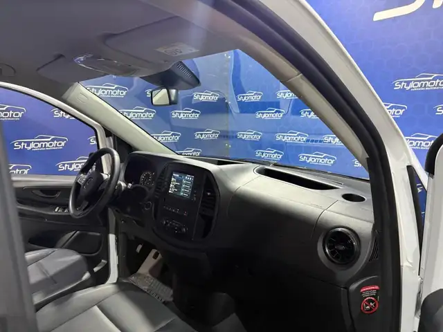 Mercedes-Benz Vito view 3