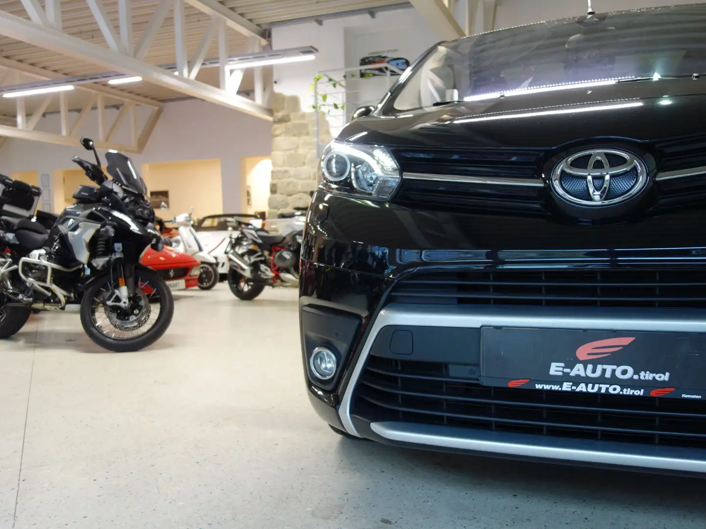 Toyota Proace Verso Lang Family Aut. *VOLLAUSSTATTUNG *PANO *GA Schwarz - 2