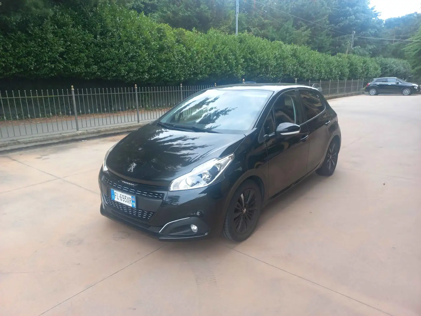 Peugeot 208 208 5p 1.6 bluehdi Touch 75cv Noir - 1