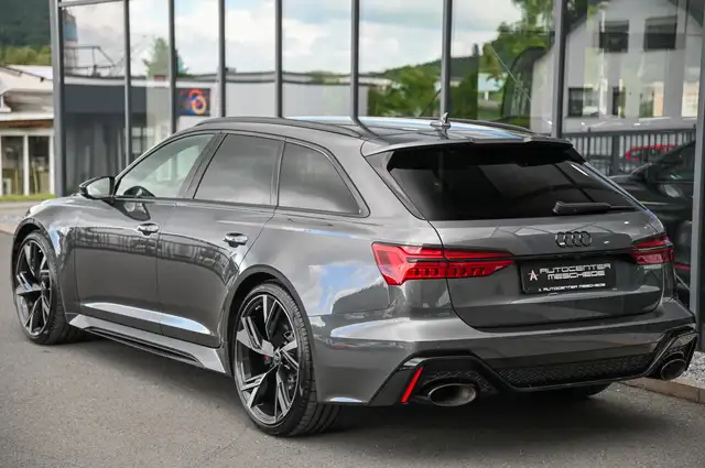 Audi RS6 Avant view 5