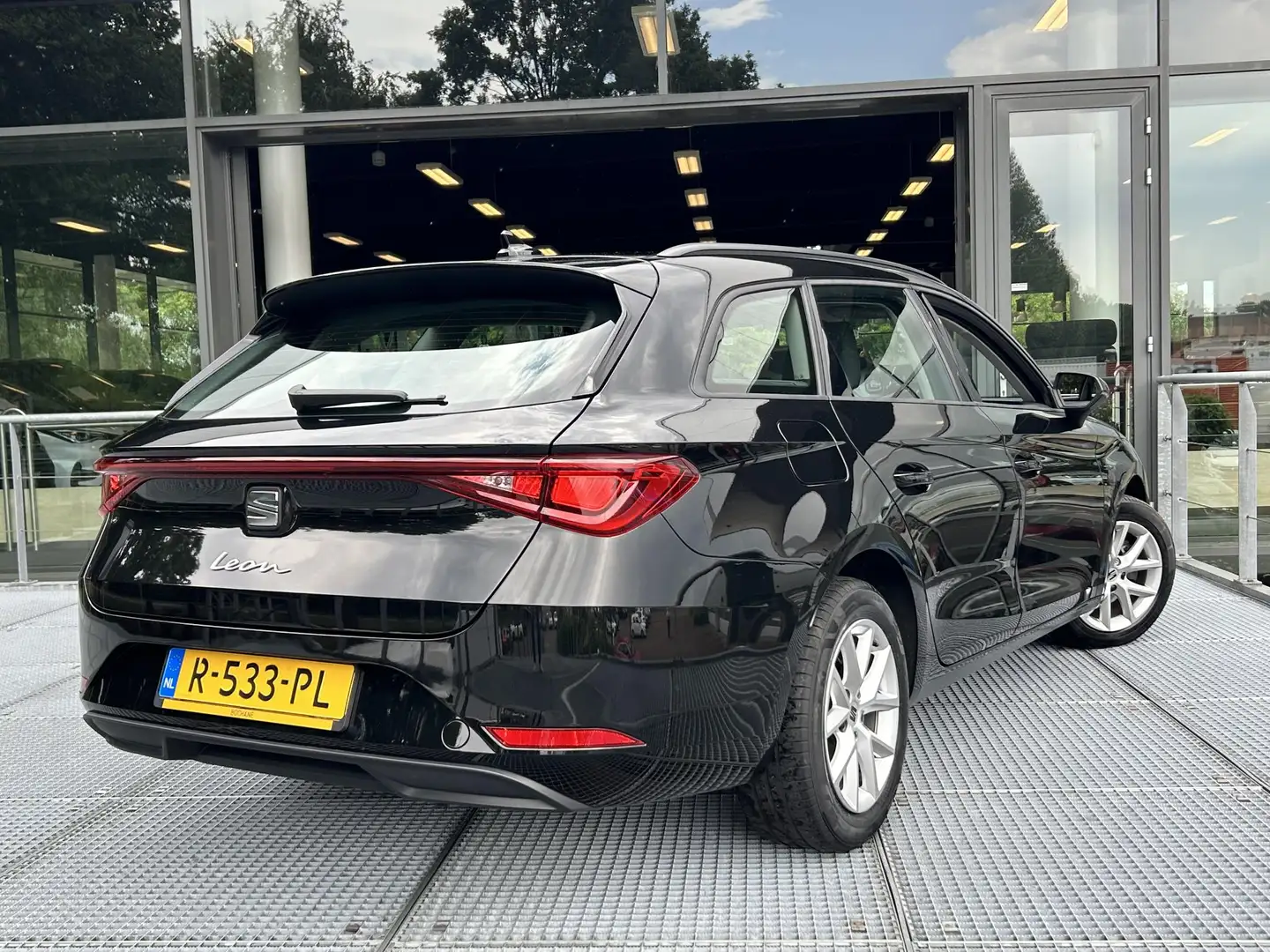 SEAT Leon Sportstourer 1.0 TSI Reference | Carplay | Climate Zwart - 2