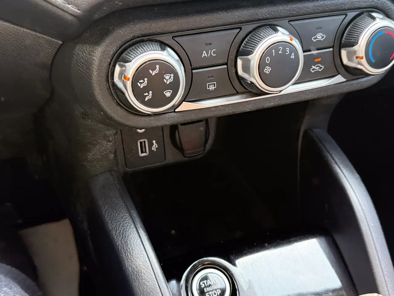 Nissan Versa снимка Nissan Versa