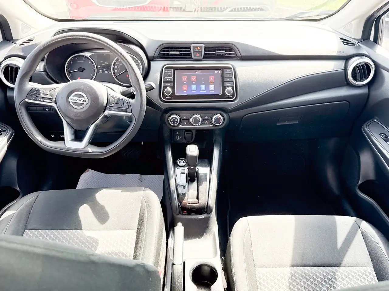 Nissan Versa снимка Nissan Versa