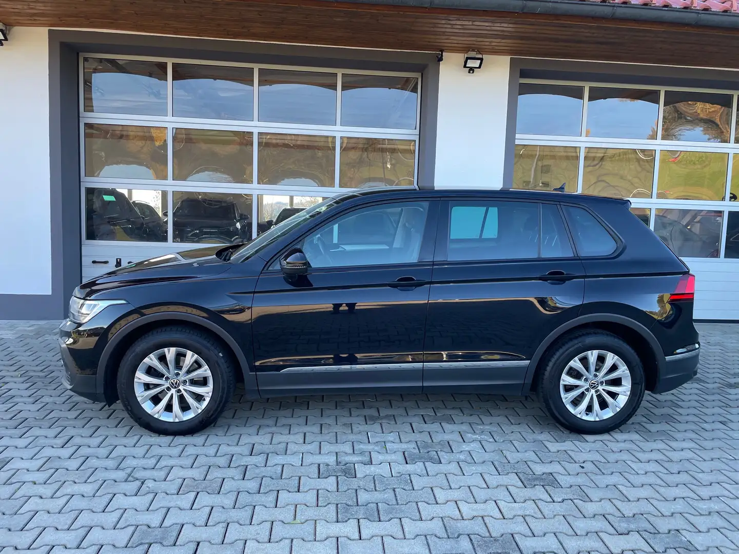 Volkswagen Tiguan 2,0 TDI DSG *AHV*PDC*ACC*NAVI*SITZHZ* Schwarz - 2