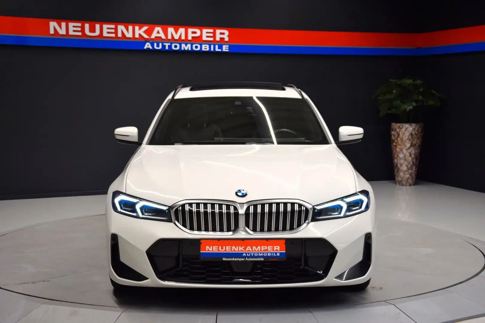 BMW 318 i Touring M Sport ACC Pano AHK Memory Kamera Weiß - 2