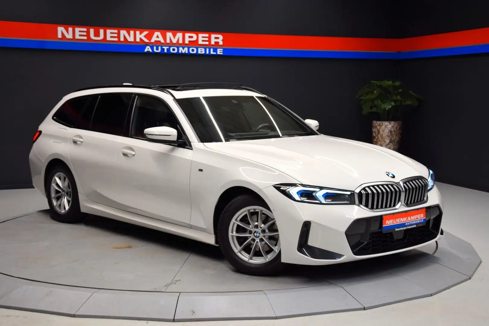 BMW 318 i Touring M Sport ACC Pano AHK Memory Kamera Weiß - 1