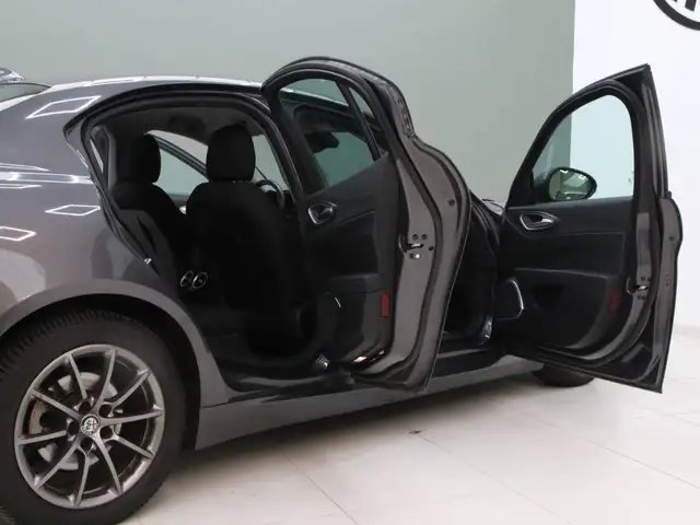 Alfa Romeo Giulia view 9