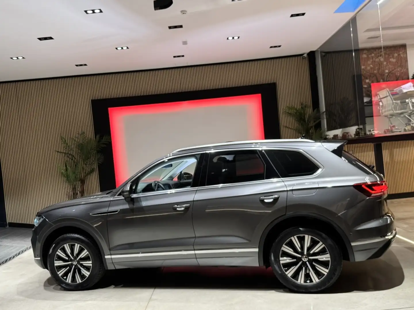 Volkswagen Touareg 3.0TSI V6 eHybrid Elegance 4Motion Tiptronic Gris - 2
