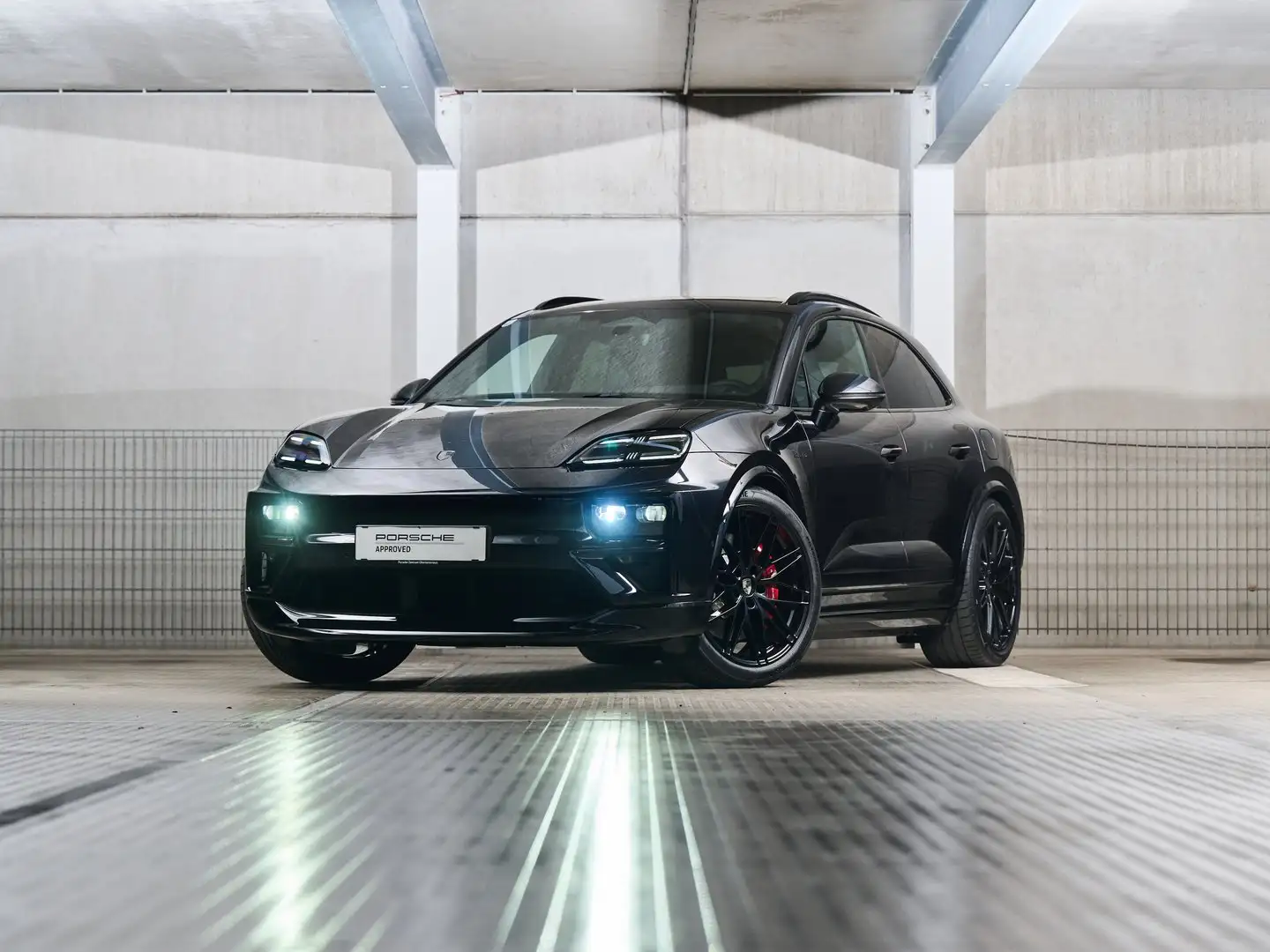 Porsche Macan Turbo Schwarz - 1