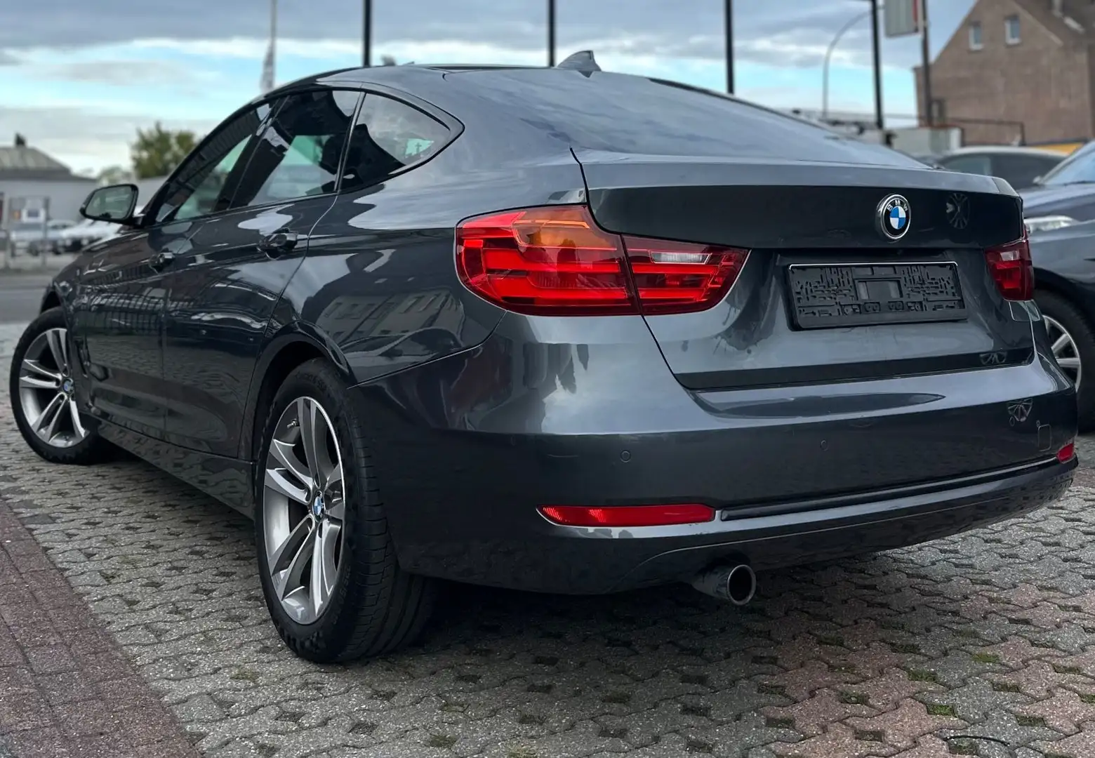 BMW 320 GT SHZ-KAMERA-HEAD UP-NAVI-LEDER-*M PAKET*- Grau - 2