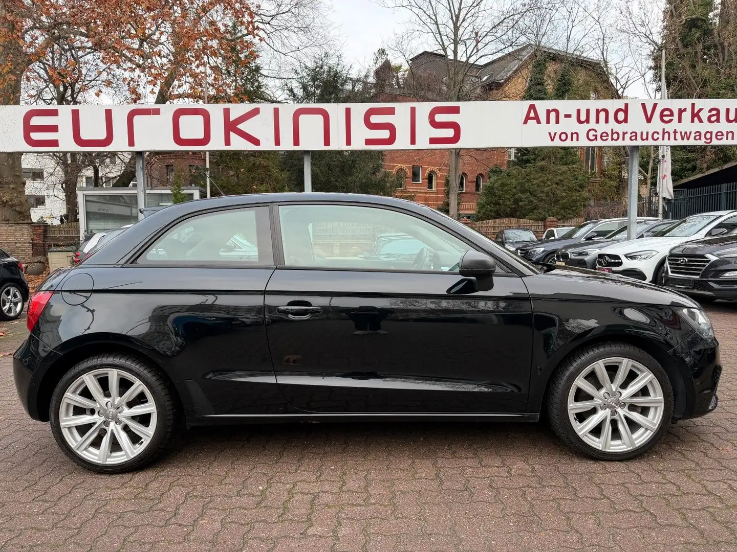 Audi A1 1.6 TDI ATTRACTION*KLIMA*SERVO*AUDIO*SHZ*PDC Schwarz - 1