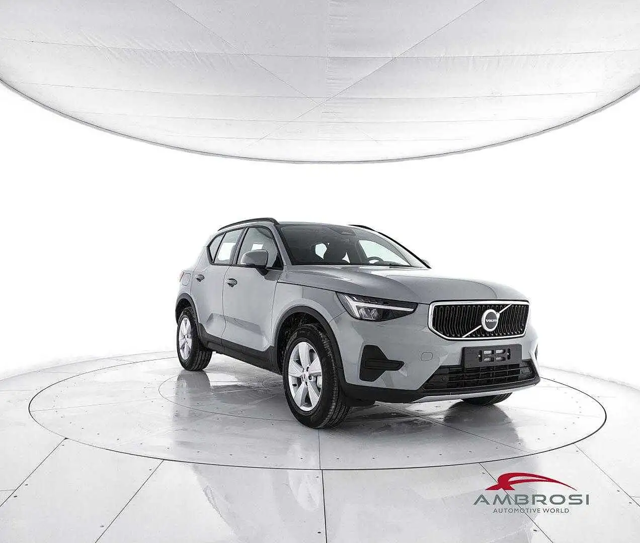 Volvo XC40 B3 Mild hybrid Benzina Essential Šedá - 2