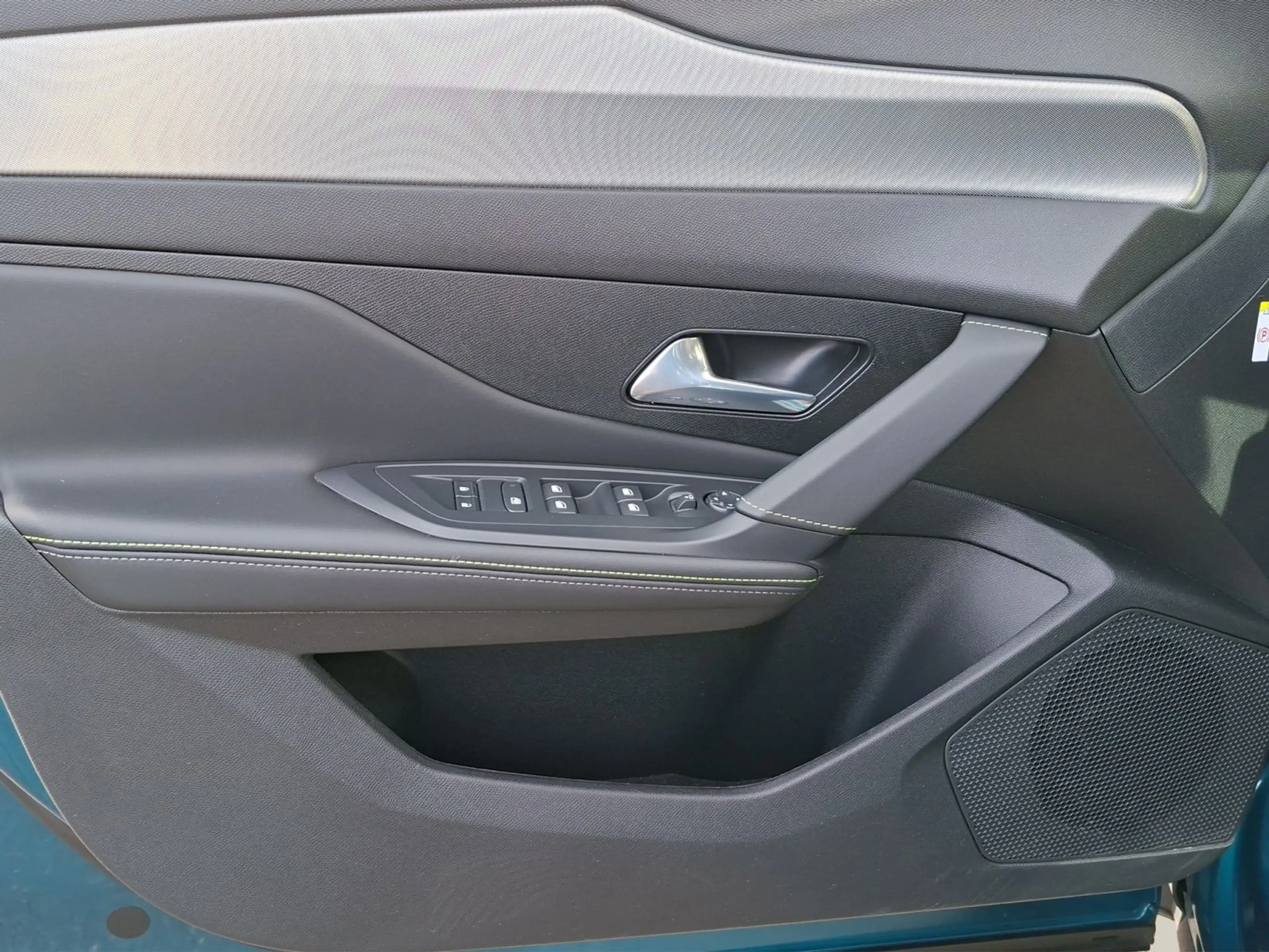 Peugeot 408 GT Hybrid 136 e-DSC6 — photo 12