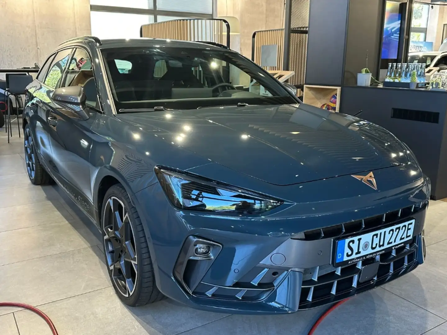 CUPRA Leon Sportstourer VZ 1.5 e-HYBRID 200 kW AD AHK Blau - 2