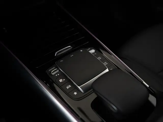 Mercedes-Benz GLA view 10