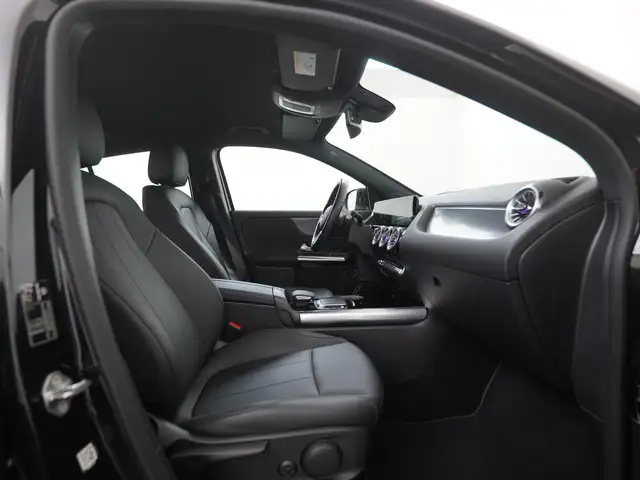 Mercedes-Benz GLA view 3