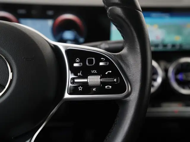 Mercedes-Benz GLA view 9