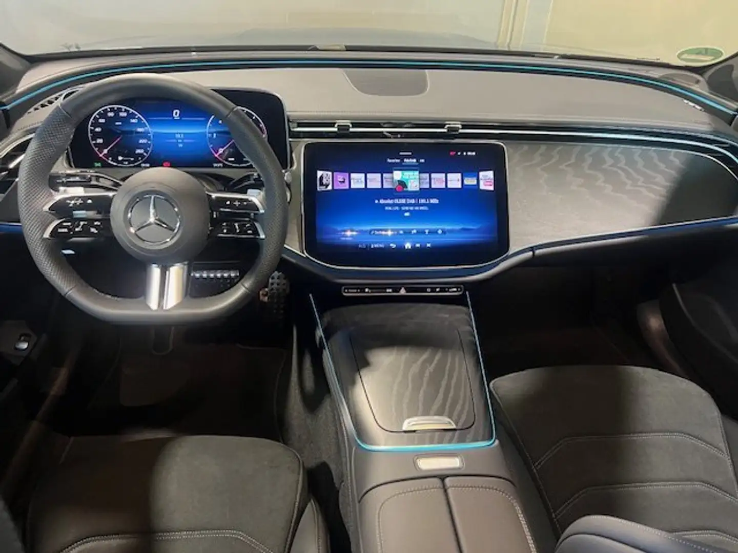 Mercedes-Benz E 220 d AMG Pano/AHK/Distro/360°/MBUX+/20"/Totwi Schwarz - 2