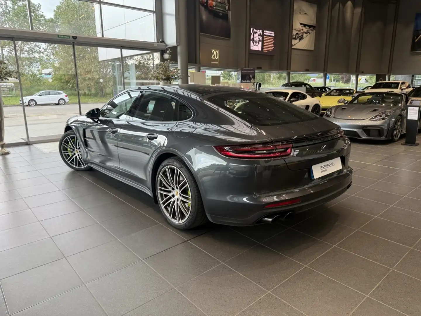 Porsche Panamera 4 e-Hybrid Grau - 2