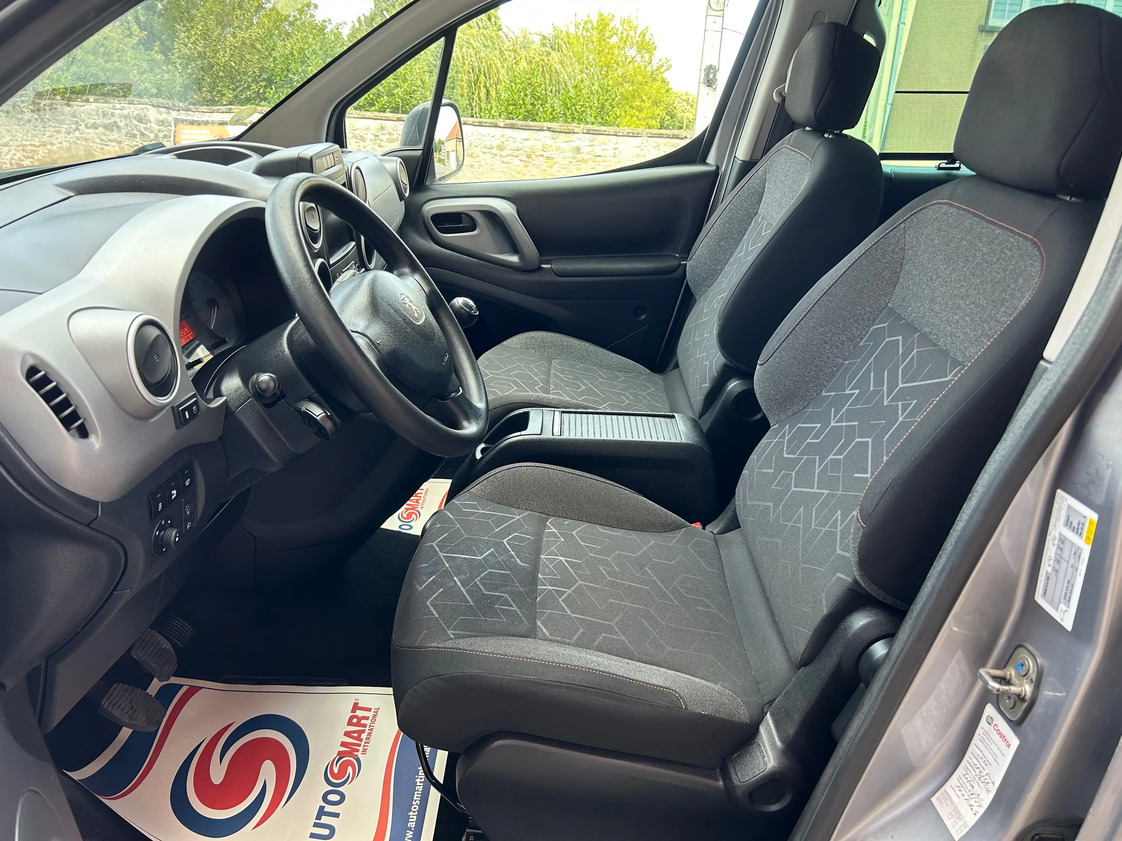 Peugeot Partner Tepee 1.6 BlueHDi 1ER PROPRIO AVEC SUIVI D'ENTRETIEN *** CLIM/CAPTEURS/GPS *** — photo 9