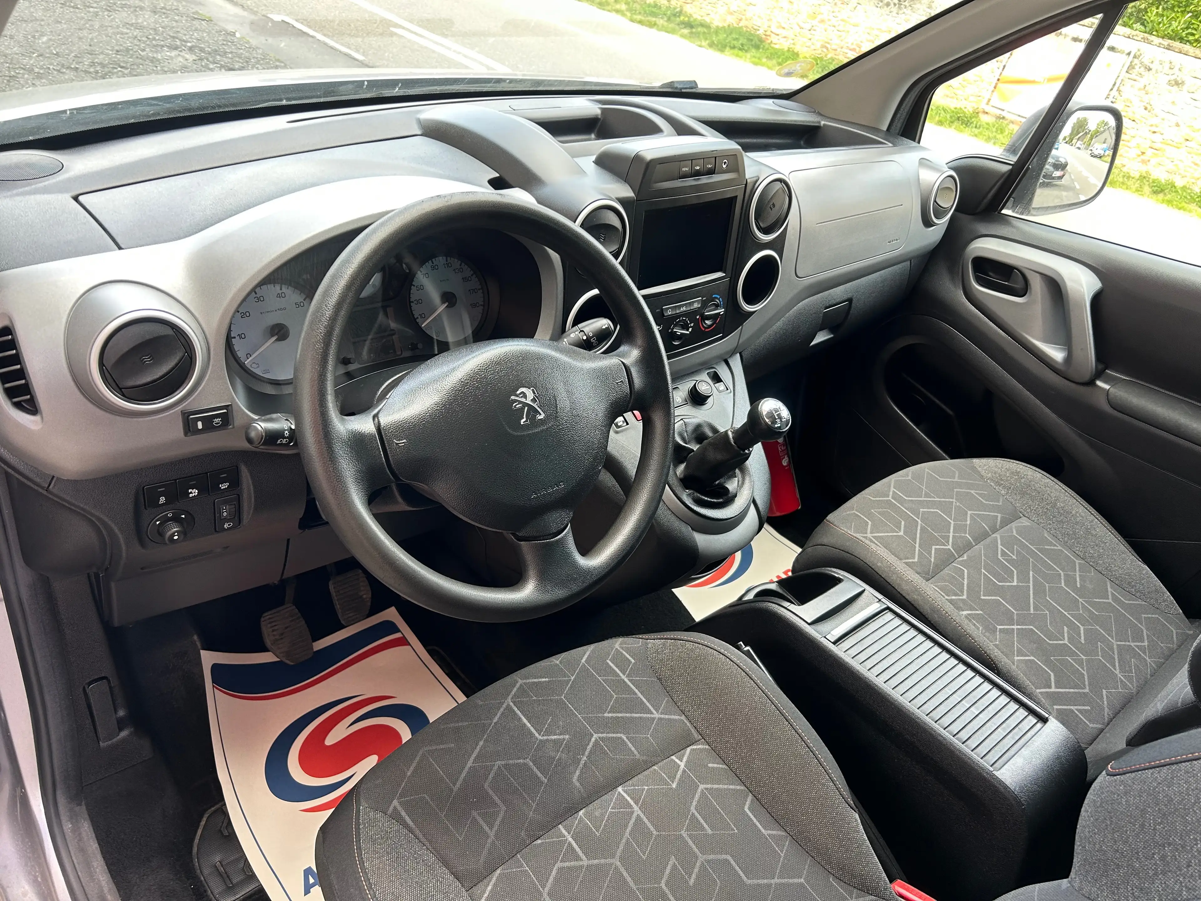 Peugeot Partner Tepee 1.6 BlueHDi 1ER PROPRIO AVEC SUIVI D'ENTRETIEN *** CLIM/CAPTEURS/GPS *** — photo 10