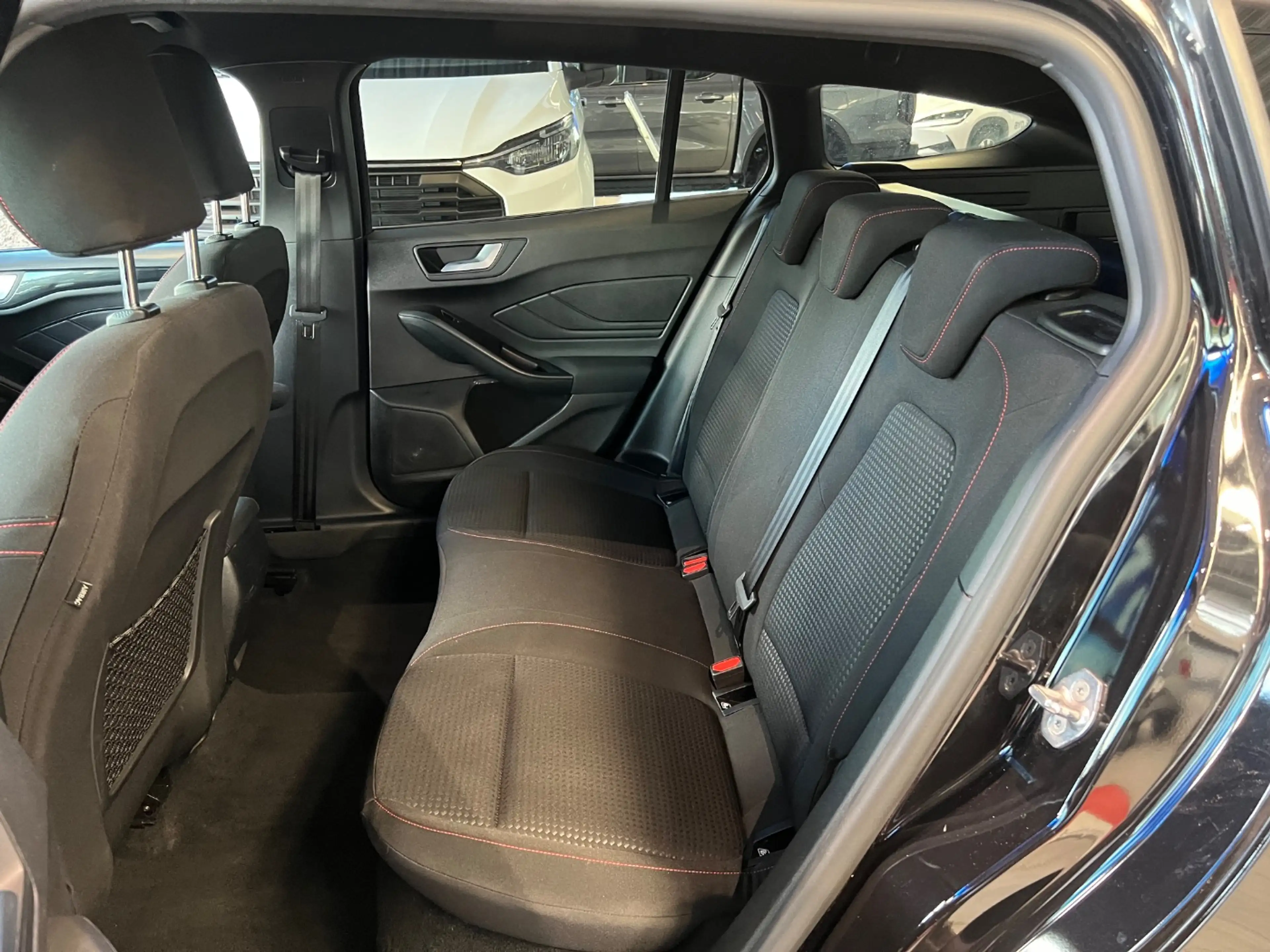 Ford Focus Turnier 1.0 EcoBoost ST-Line LED ACC Navi — photo 12