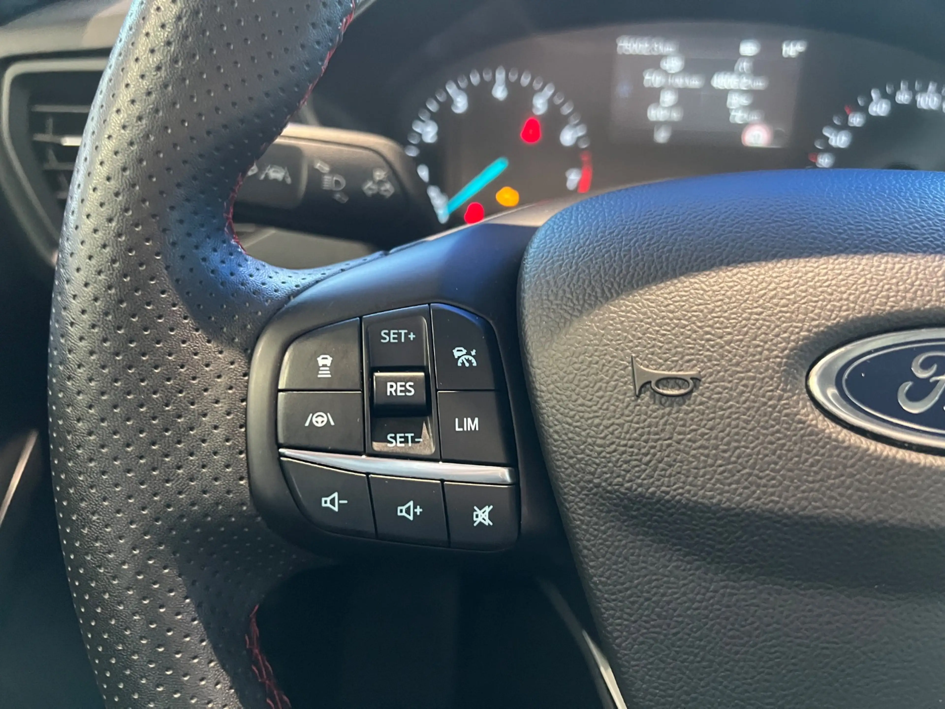 Ford Focus Turnier 1.0 EcoBoost ST-Line LED ACC Navi — photo 19