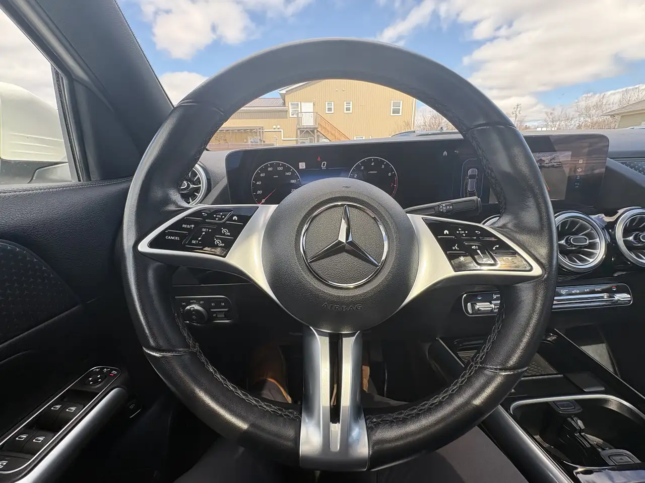 Mercedes-Benz GLA снимка Mercedes-Benz GLA