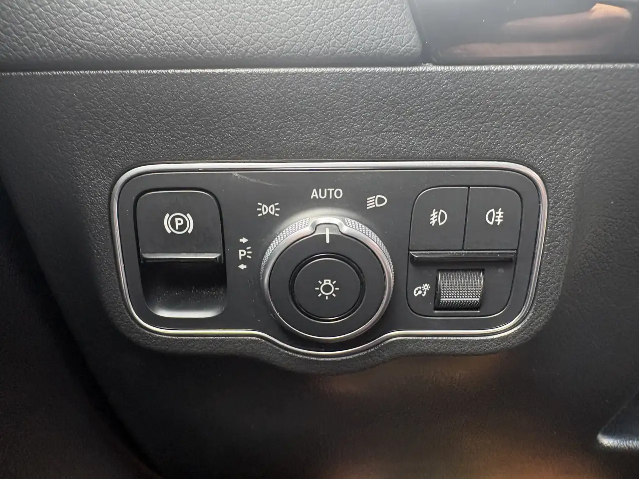 Mercedes-Benz GLA снимка Mercedes-Benz GLA