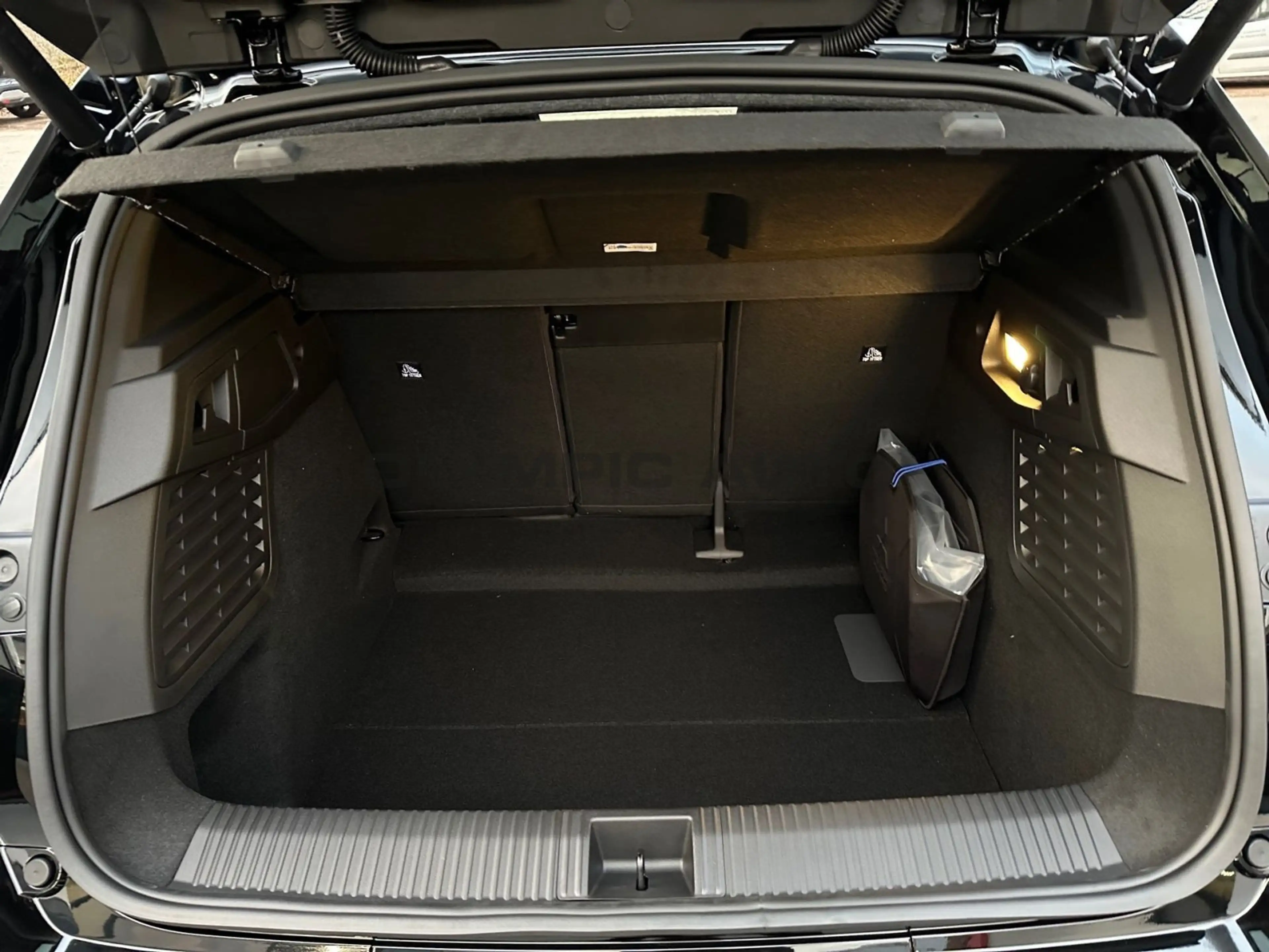 Mitsubishi Eclipse Cross Luxury-Paket 87 kWh (22kW) Soundsy — photo 12